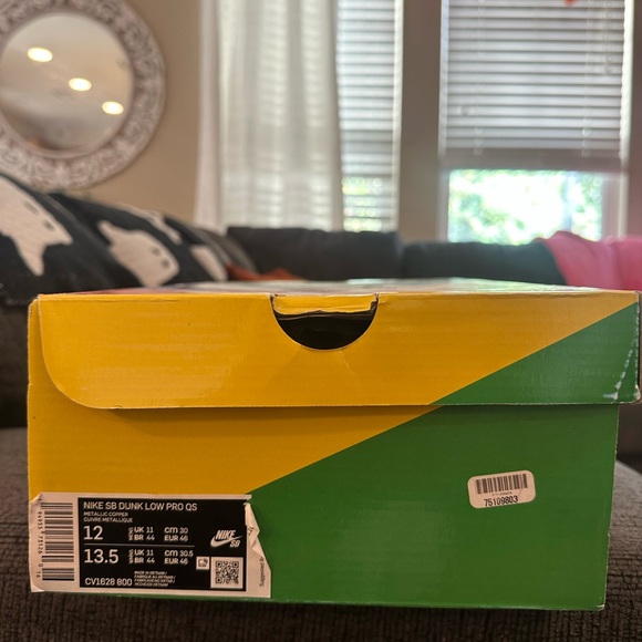 Nike SB Dunk Low Pro QS Box in Yellow and Green - Picture 1 of 8